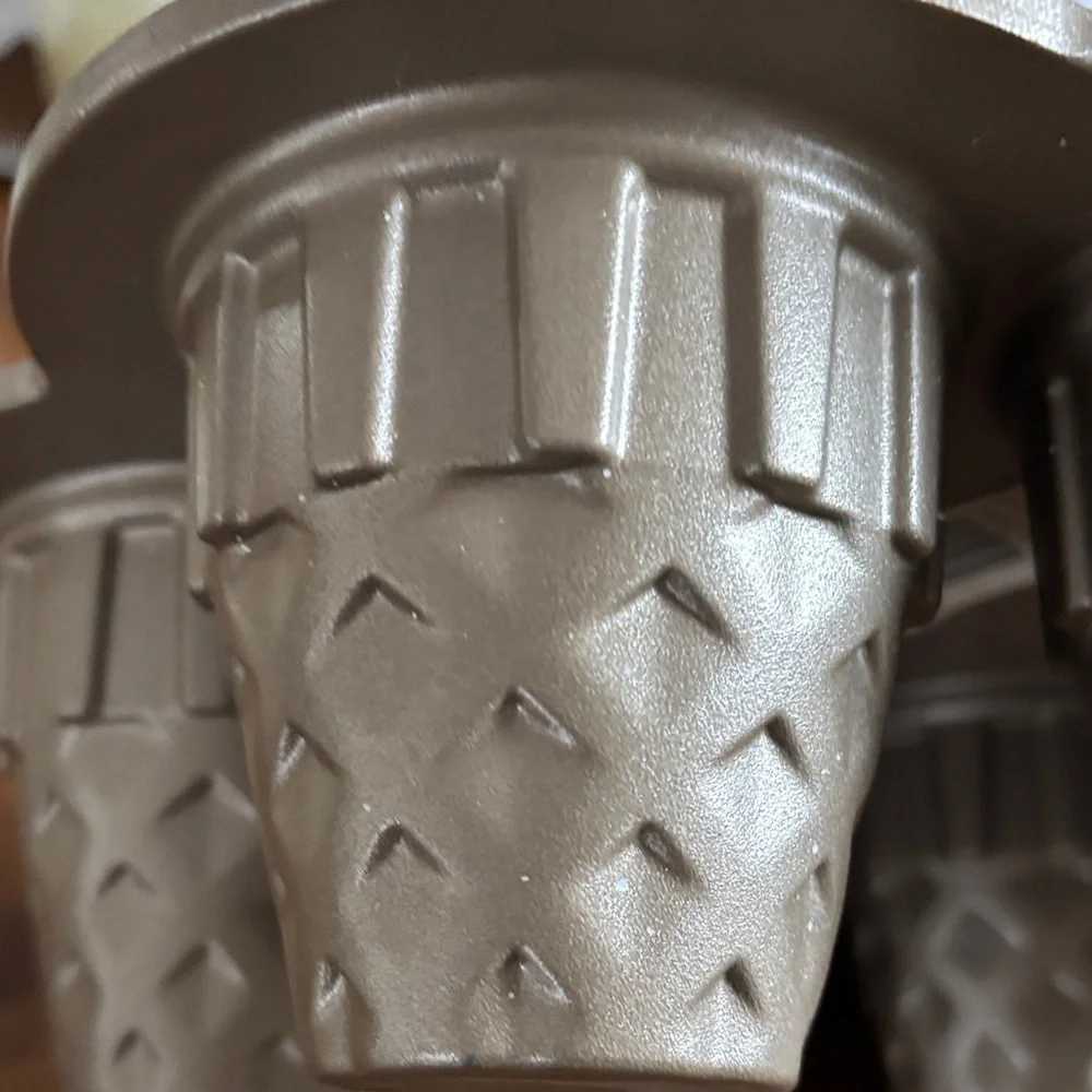 Williams Sonoma Gold Ice Cream Cone Cupcake Pan